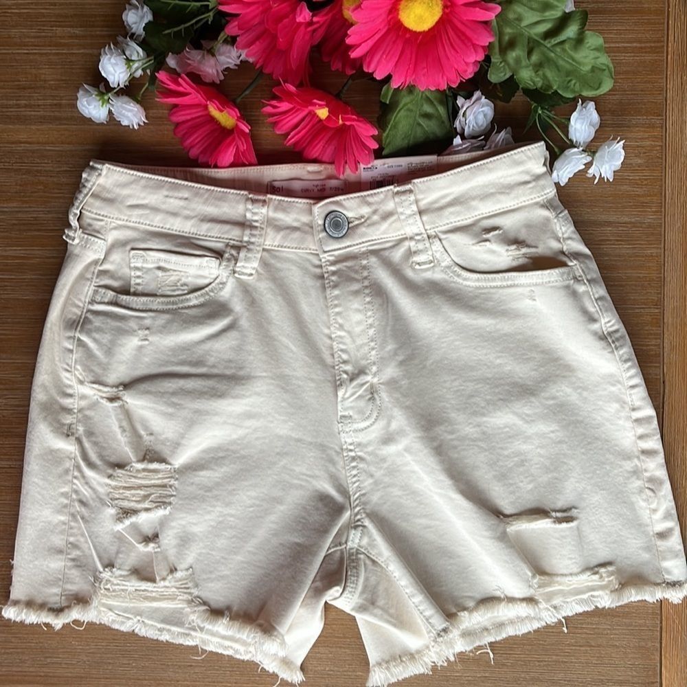 SO Juniors’ High Rise Curvy Midi Cream Shorts Size 7/28W